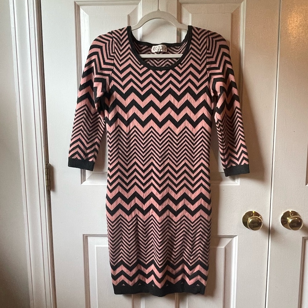 TEA N ROSE : chevron stripes sweater dress / pink and gray / size petite medium
